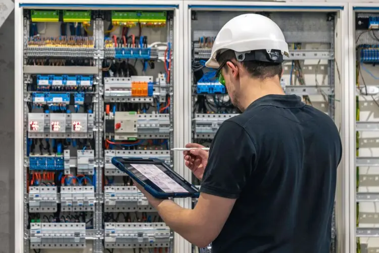 man-electrical-working-switchboard-with-fuses-uses-tablet_169016-51765.jpg