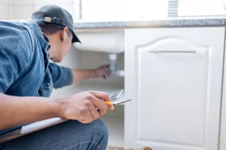 plumber-man-technician-clipboard-document-pipeline-home-renovation-quality-assurance-notes-handyman-plumbing-service-checklist-house-building-engineering-inspection_590464-152012.jpg