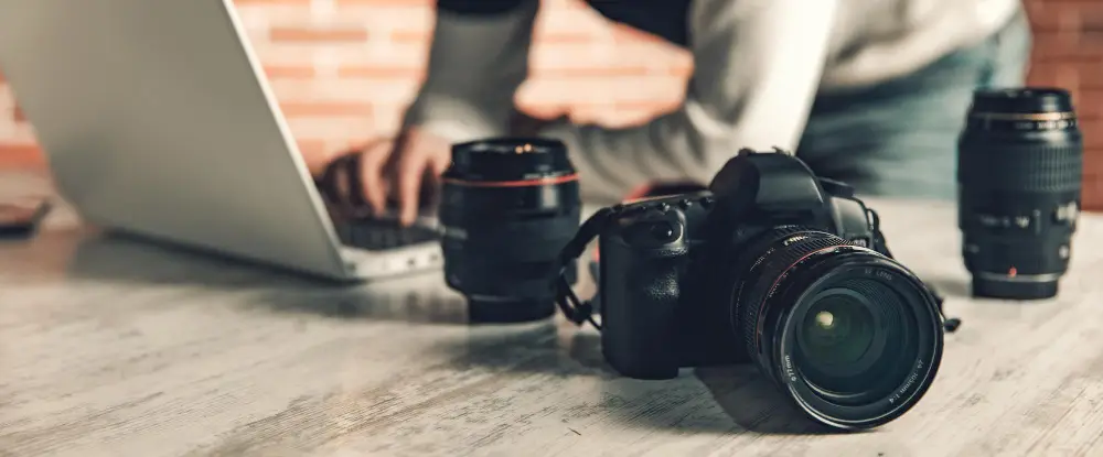dslr-camera-and-laptop-on-desk.jpg