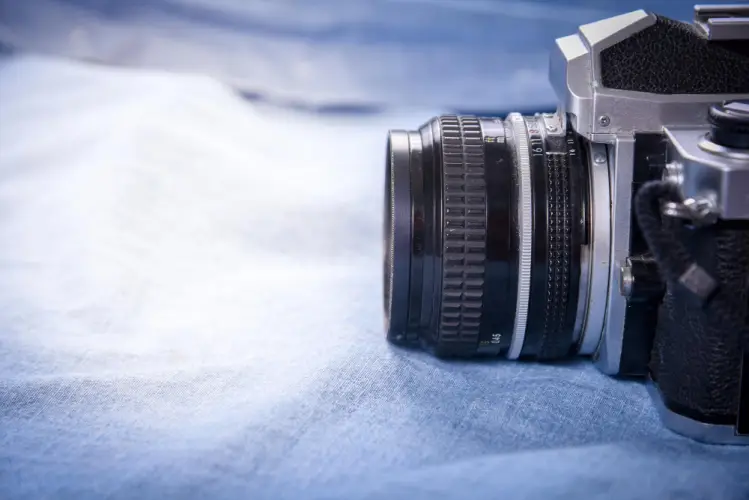close-up-vintage-film-camera-lens.jpg