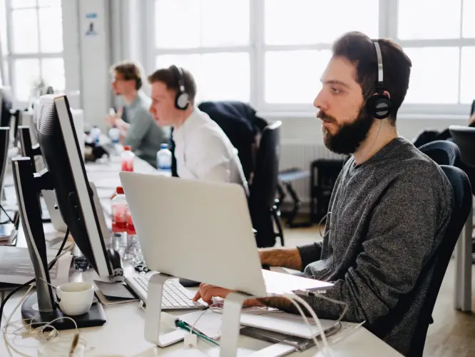software-team-collaboration-around-workstation.jpg