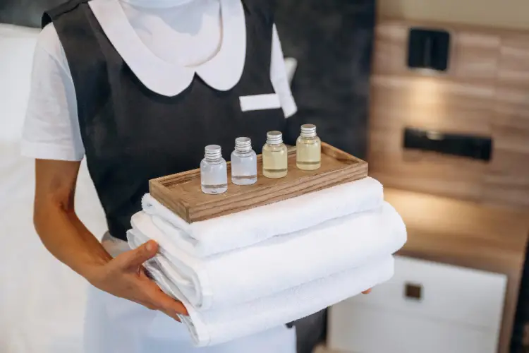 housekeeping-service-hotel-towels-toiletries.jpg