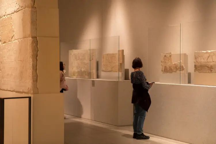 wooden-sculpture-focus-with-blurred-gallery.jpg