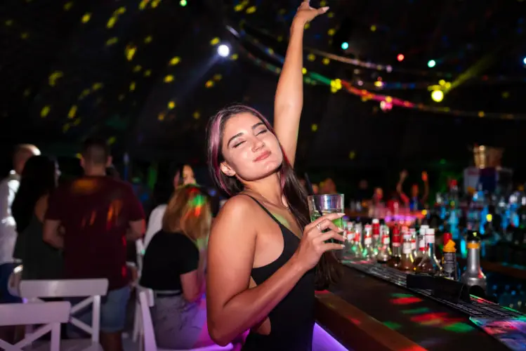 night-life-girl-happy.jpg