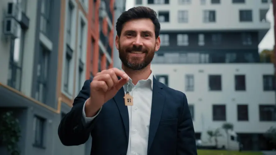 real-estate-agent-holding-house-keys.jpg
