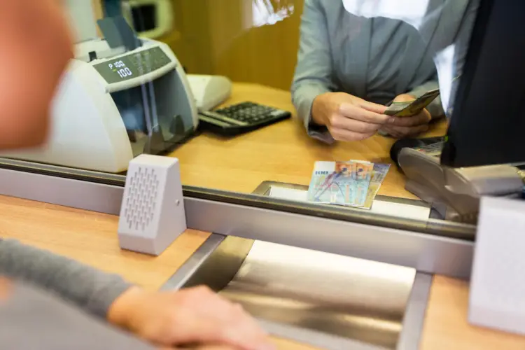 teller-atm-bank.jpg