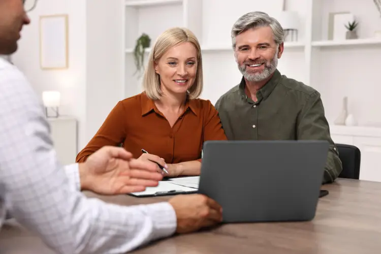 advisor-showing-insurance-rates-to-customers.jpg