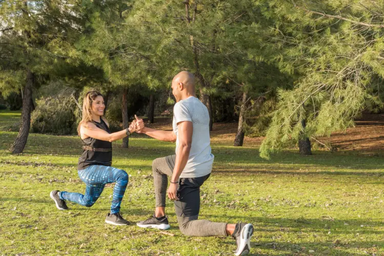 fitness-couple-doing-lunges-outdoors.jpg