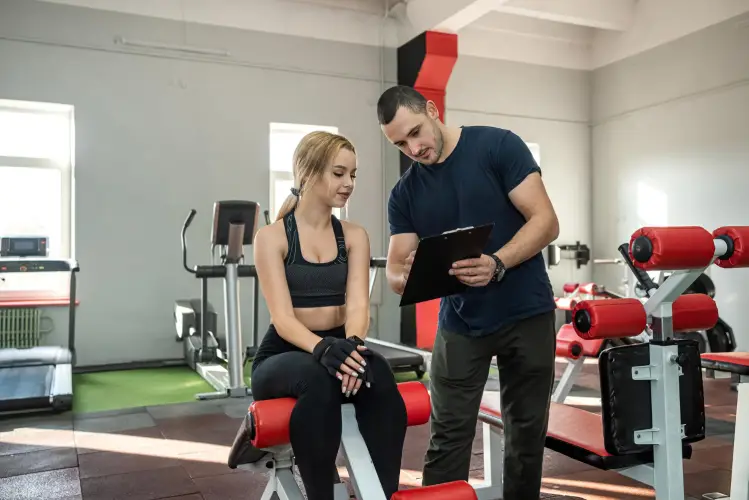 trainer-consulting-woman-in-gym.jpg