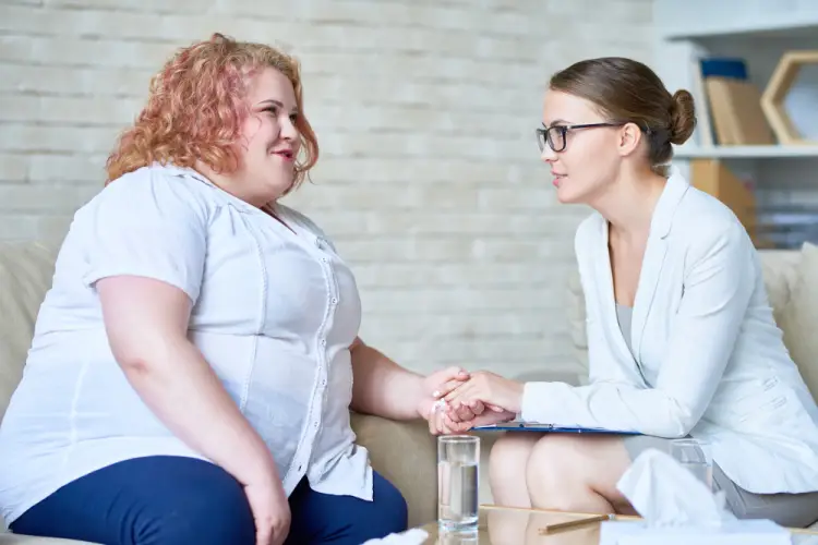 obese-woman-talking-with-therapist.jpg