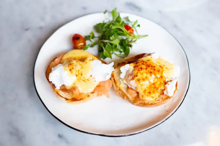eggs-benedict-with-salad-on-plate.jpg